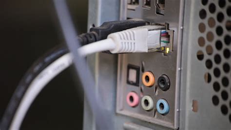 Подключение Ethernet-кабеля к компьютеру и модему