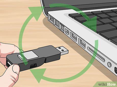 Подключите флешку к USB-порту автомобиля