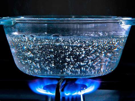 Подливайте немного холодной воды, чтобы остановить кипение
