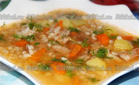 Подливка мясного бульона в суп с мясом и овощами