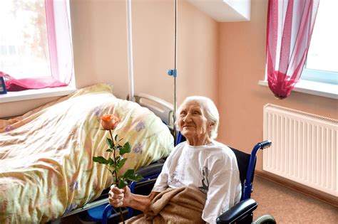 Пожилые люди в Москве: как организовать услуги ухода