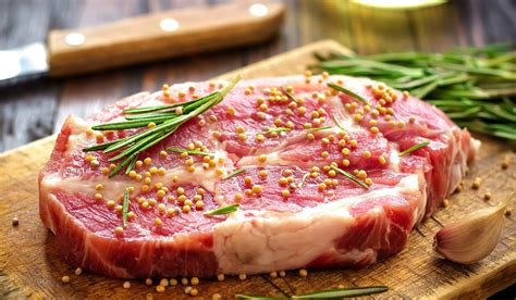 Положите мясо в маринад из специй, масла и лимона