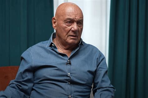 Почему Владимир Познер остался в России