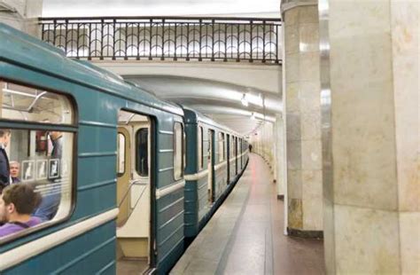 Почему голубая ветка метро работает медленно