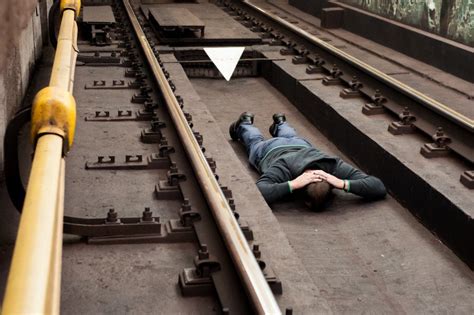 Почему движущийся человек в поезде не перемещается: основные причины