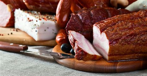 Почему изменяется цвет копченого мяса