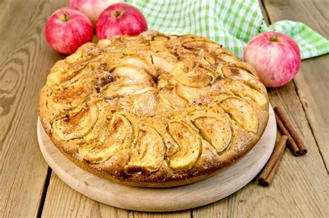 Приготовление домашней шарлотки с яблоками