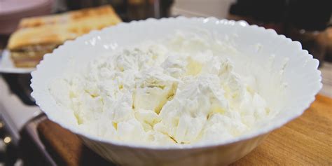 Приготовление крема из творожного сыра и сливок