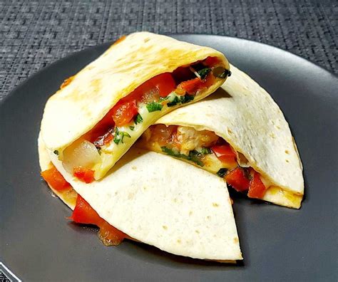 Приготовление начинки для кесадильи с курицей