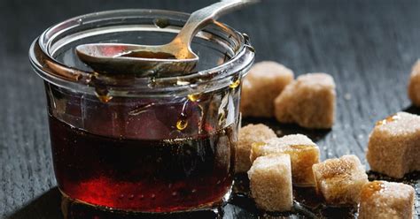 Приготовьте сироп из коньяка и сахара