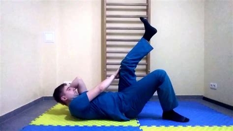 Приложите руку к спине ребенка
