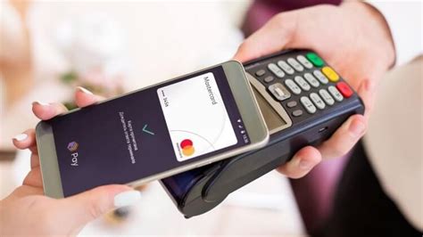 Приложите смартфон к терминалу с поддержкой NFC