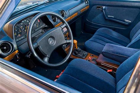 При выходе из автомобиля бьет током