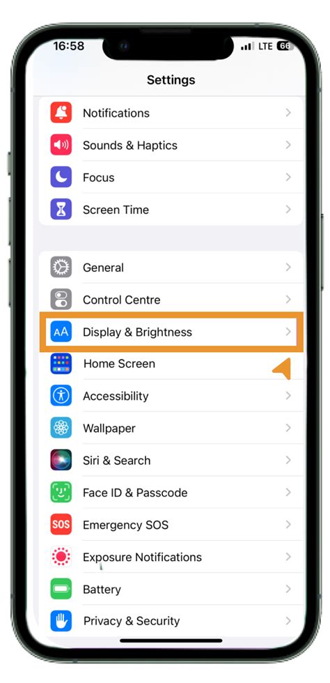 Прокрутите вниз и выберите "Siri и Поиск"