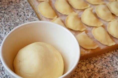 Размешиваем и вымешиваем тесто для пельменей