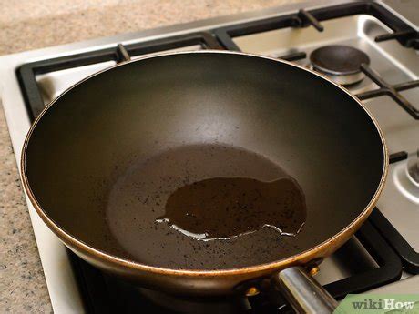 Разогрейте сковороду на среднем огне