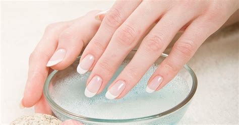 Регулярное увлажнение кутикулы для сохранения гель лака
