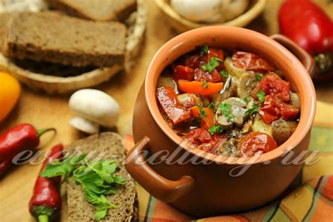 Рецепт №2: Сочное мясо с картошкой и грибами в горшочках