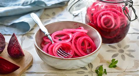 Рецепт 2: Соленый лук с черносливом и гвоздикой