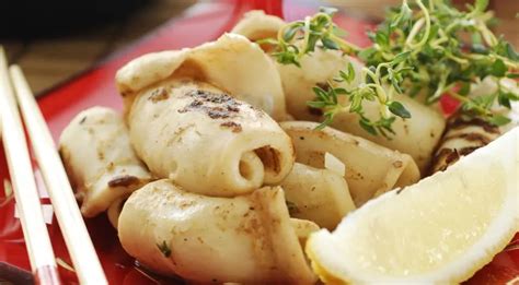 Рецепт 3: Обжаренные кальмары с чесноком и перцем