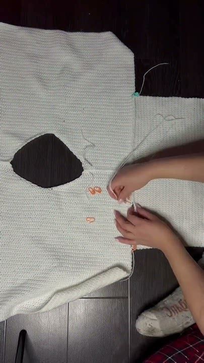 Рисование основных деталей кофты