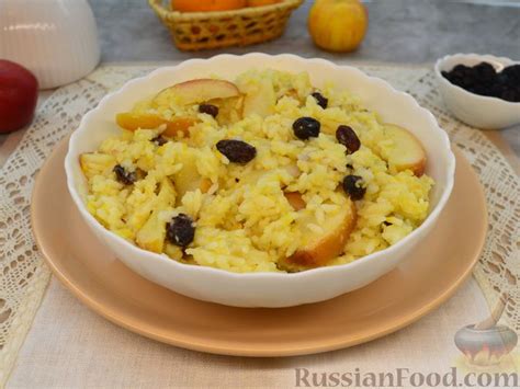 Рисовая каша с яблоками и изюмом