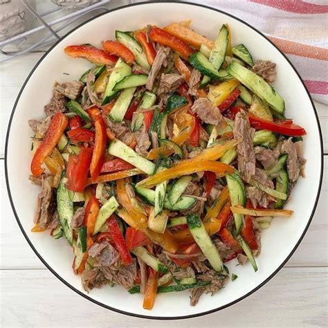 Салат из овощей и говядины: свежесть в каждом кусочке