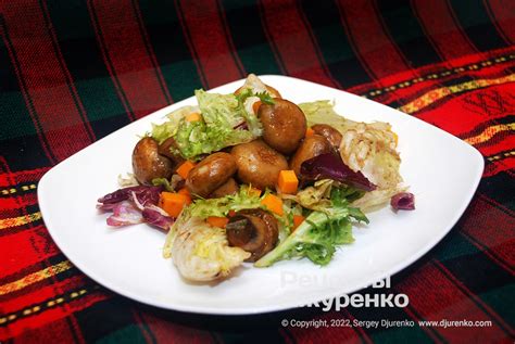 Салат с грибами рыжиками и листьями салата