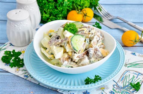 Салат с замороженными грибами шиитаке и огурцом
