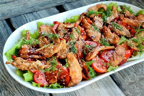 Салат с курицей и овощами