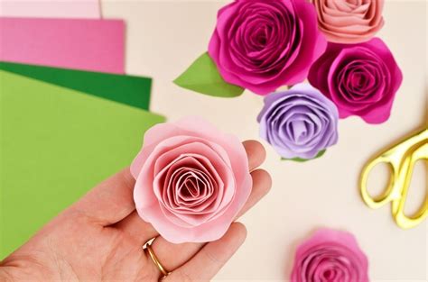Самодельные цветы из бумаги для мамы: варианты и техники изготовления