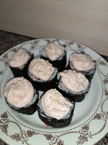Сборка и украшение суши с рыбой на верхушке