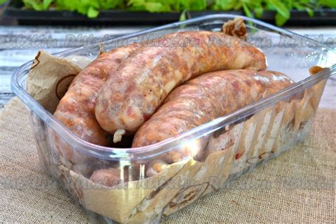 Сервировка и дополнительные ингредиенты для колбасок