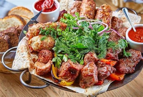 Сервировка и подача на стол супа с мясом и овощами