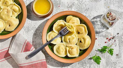 Скатываем пельмени с картошкой