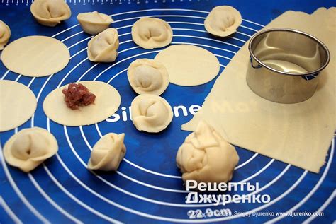 Складываем начинку в тесто для пельменей с картошкой