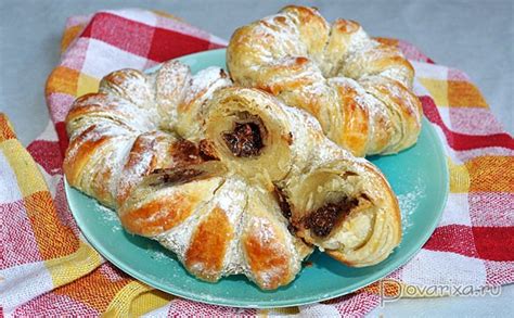 Сладкие булочки с шоколадом и орехами