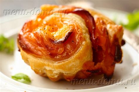 Слоеные соленые слойки с начинкой из ветчины и сыра