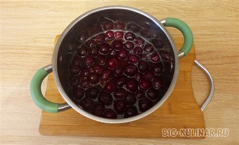 Смешайте вишни с сиропом