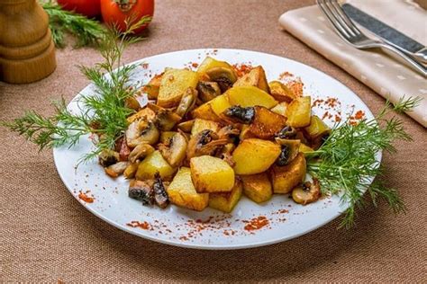 Смешивание грибов с соусом