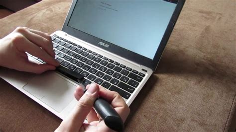 Снятие клавиатуры с ноутбука с отсоединением кабеля