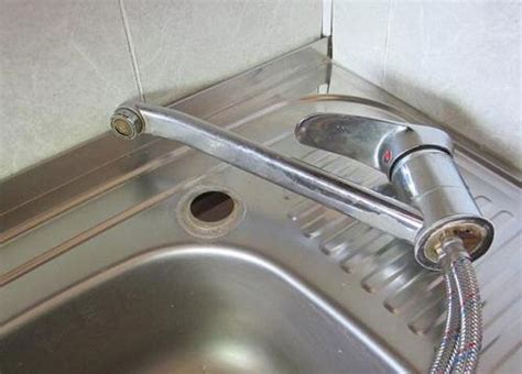 Снятие старого смесителя