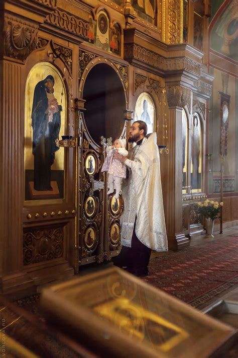 Современные примеры ношения ритуальной одежды после крещения