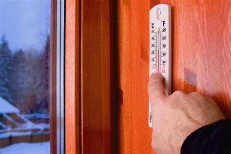 Сокращение затрат на отопление с установкой картонной защиты радиатора