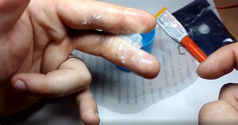 Способ 3: Использование специальных средств для удаления клея