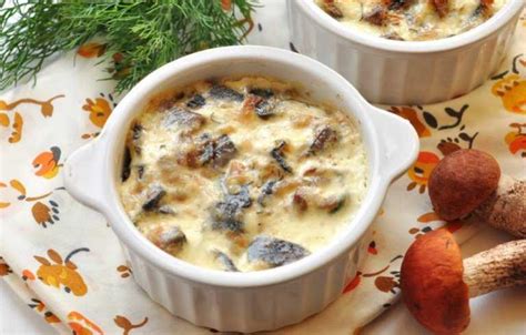 Тушеные грибы рыжики с луком и сметаной
