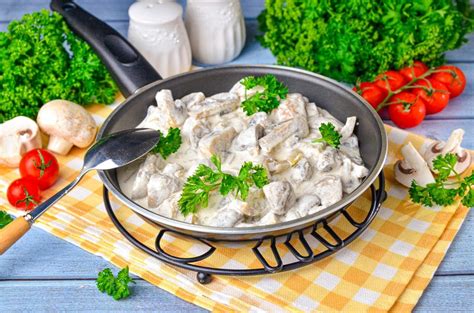 Тушеные грибы с луком и сметаной
