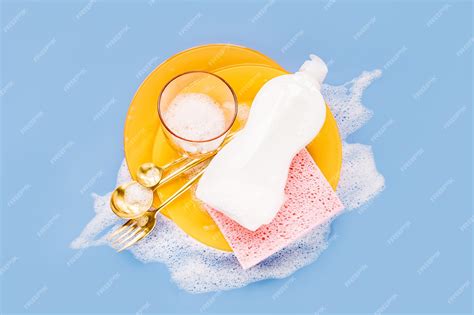 Удаляйте жир губкой и моющим средством