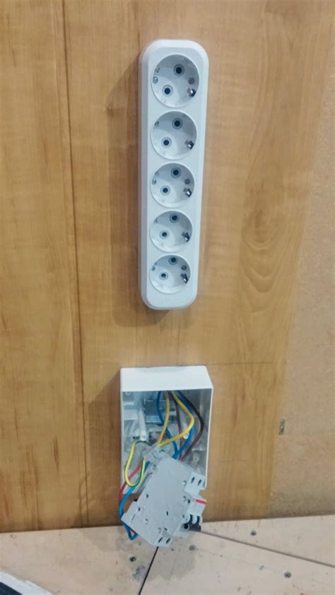 Установка и закрепление розеточного блока