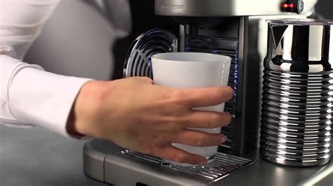Физическое удаление накипи с кофемашины Delonghi